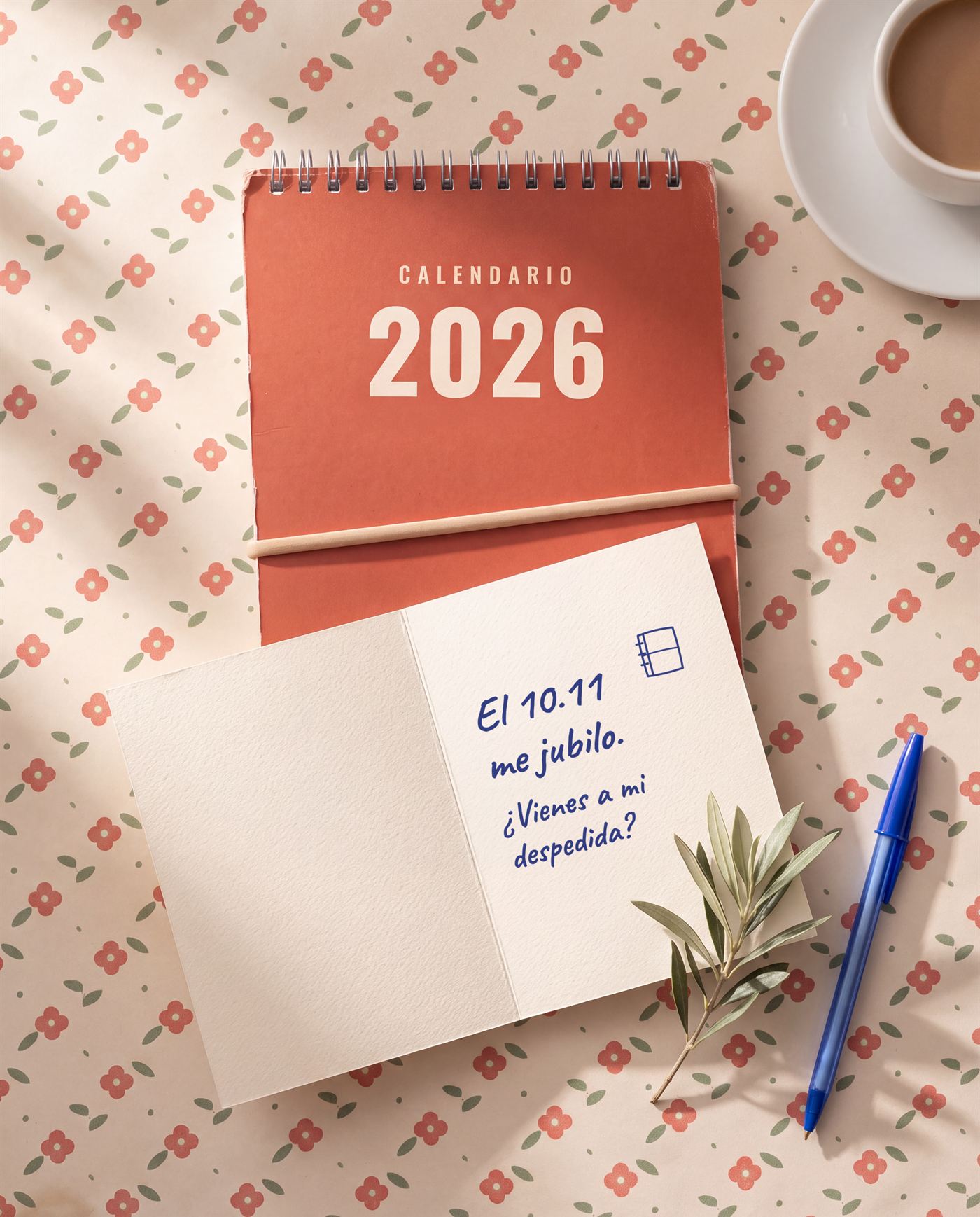 Una tarjeta abierta sobre un calendario de mesa. Escrito a boli: «El 10.11 me jubilo. ¿Vienes a mi despedida?»